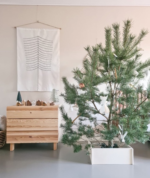 Скандинавские рождественские украшения для дома — это подвесной бумажный декор, маленькие фигурки и другие рождественские предметы, которые варьируются от ностальгических до современных.